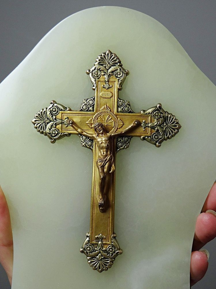 Bénitier mural ancien en onyx vert, crucifix en métal et verre/cristal taillé