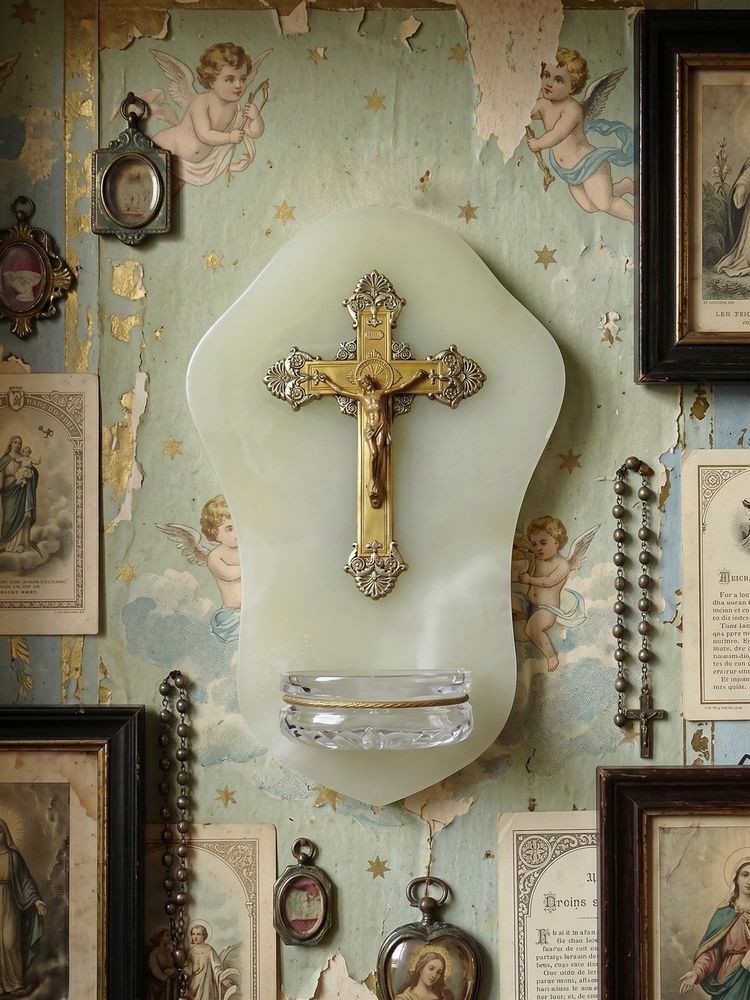 Bénitier mural ancien en onyx vert, crucifix en métal et verre/cristal taillé