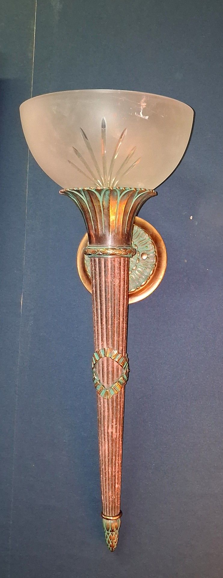 Paire d’appliques a l'antique en bronze patiné et verre dépoli – début XXeme