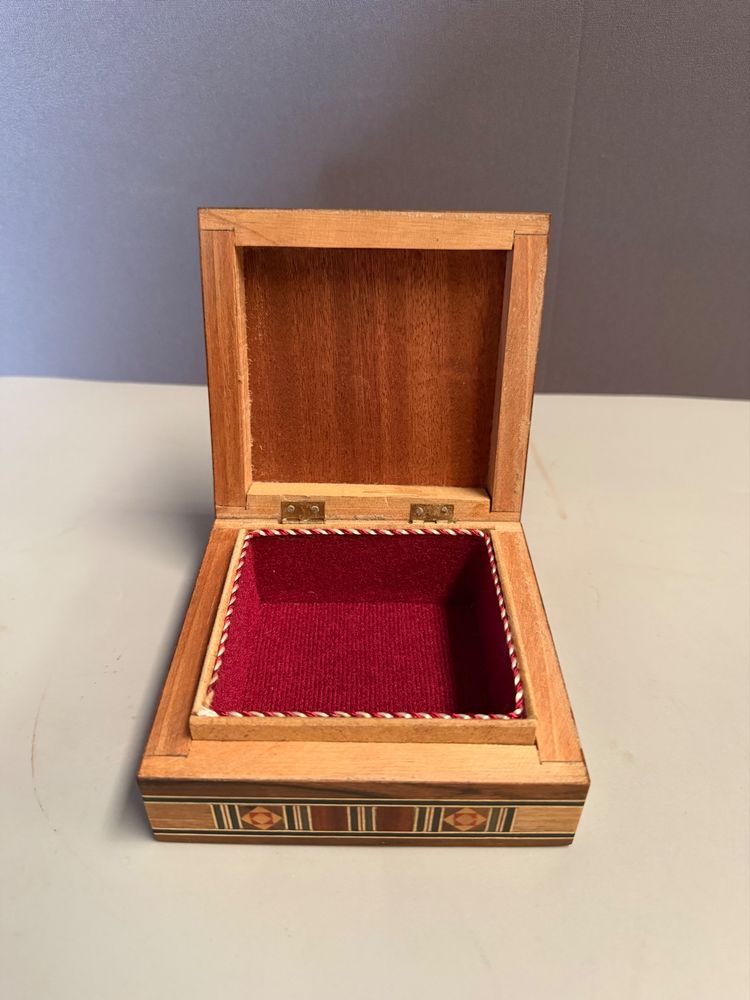 Syrian box in marquetry and mother-of-pearl