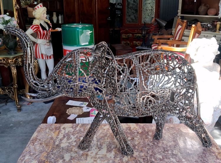 Elefant aus geschweißten Fahrradketten – Zeitgenössische Skulptur aus recyceltem Metall