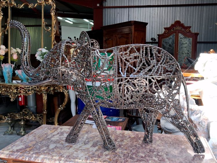 Elefant aus geschweißten Fahrradketten – Zeitgenössische Skulptur aus recyceltem Metall