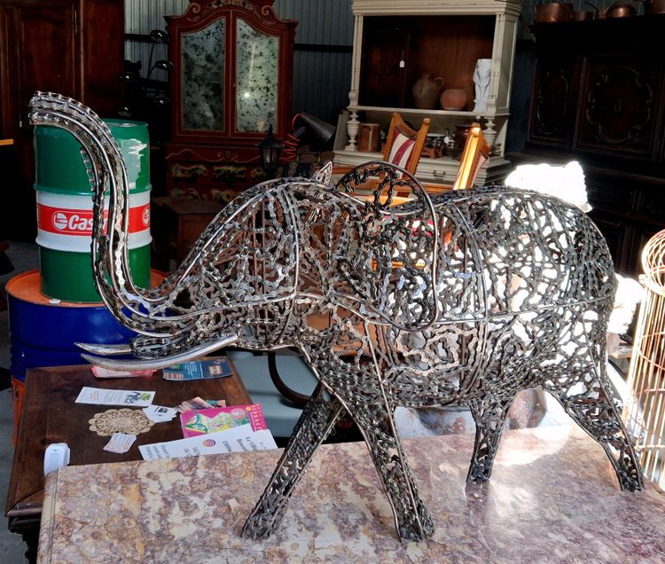Elefant aus geschweißten Fahrradketten – Zeitgenössische Skulptur aus recyceltem Metall