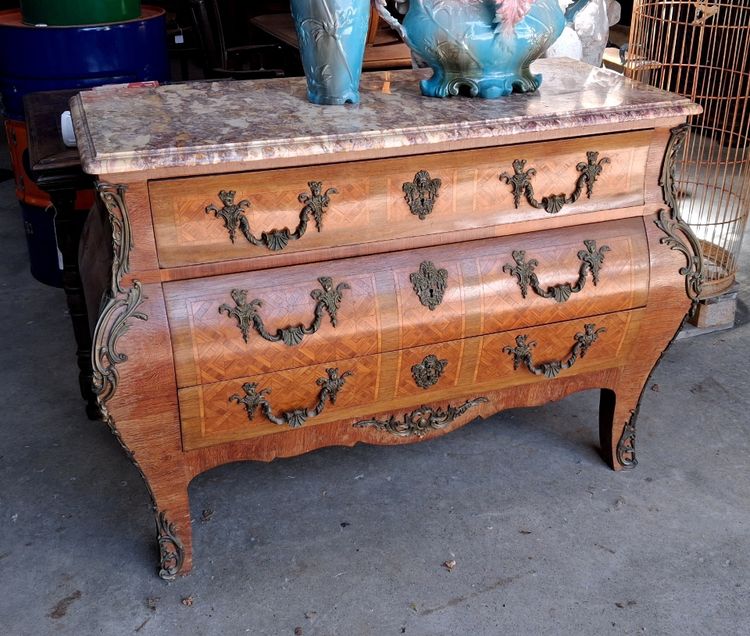 Commode tombeau de style Louis XV, marqueterie et marbre