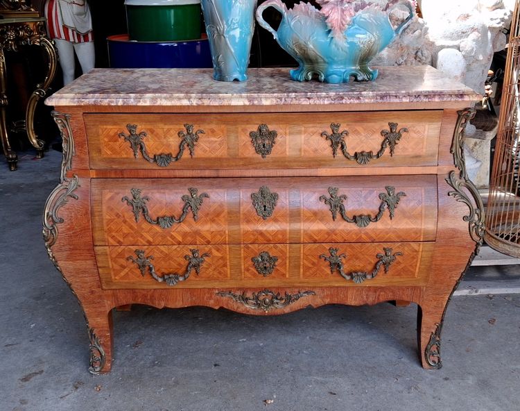 Commode tombeau de style Louis XV, marqueterie et marbre