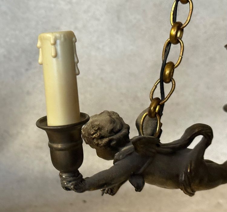 Chandelier with 3 cherubs