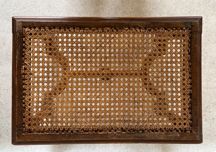 Tabouret canné en hêtre