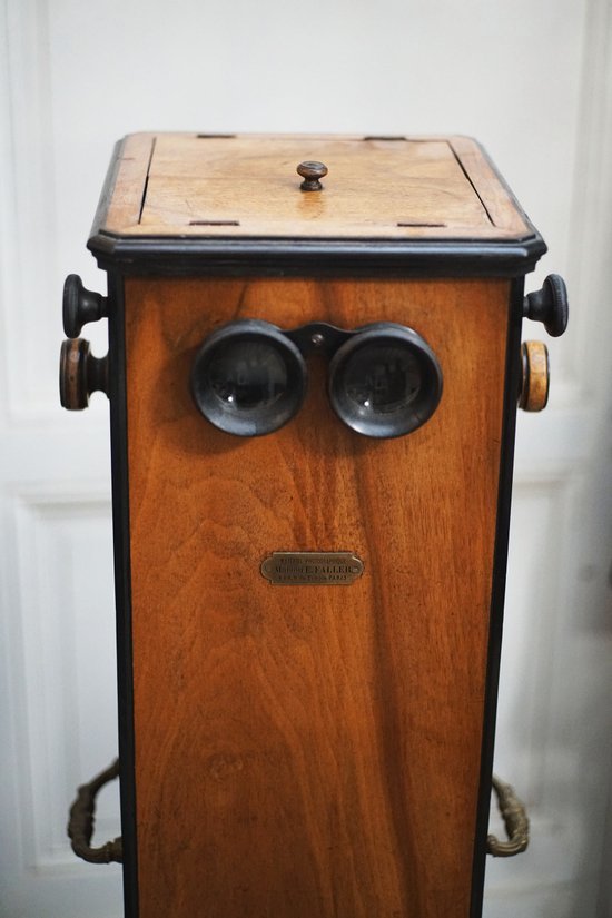 Stereoscopic floor station