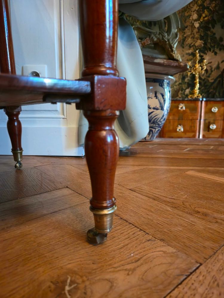 Table chiffonnière en acajou massif et placage d'acajou d'époque Directoire.