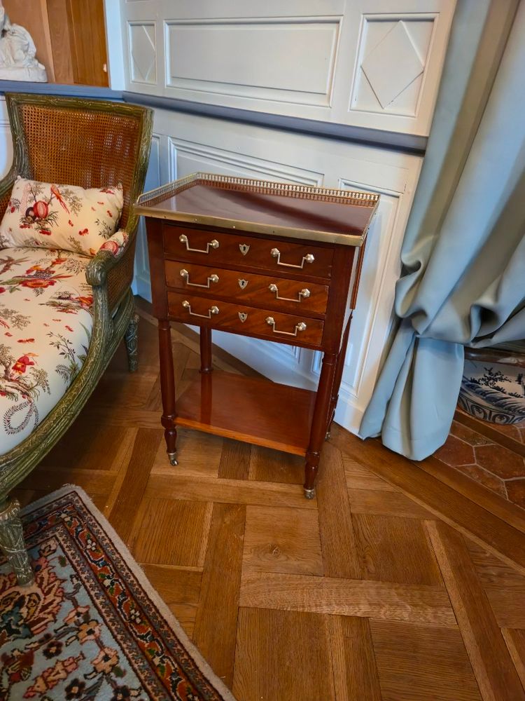 Table chiffonnière en acajou massif et placage d'acajou d'époque Directoire.