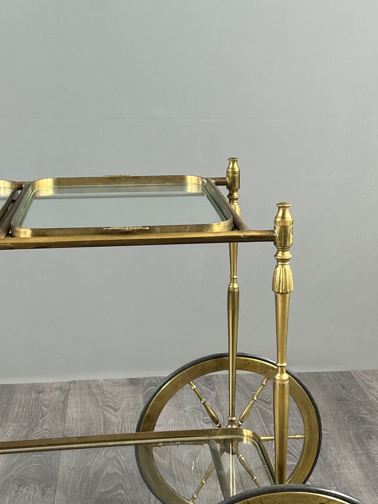 Carrello da tavolo su ruote in ottone dorato con due ripiani in vetro, XX secolo