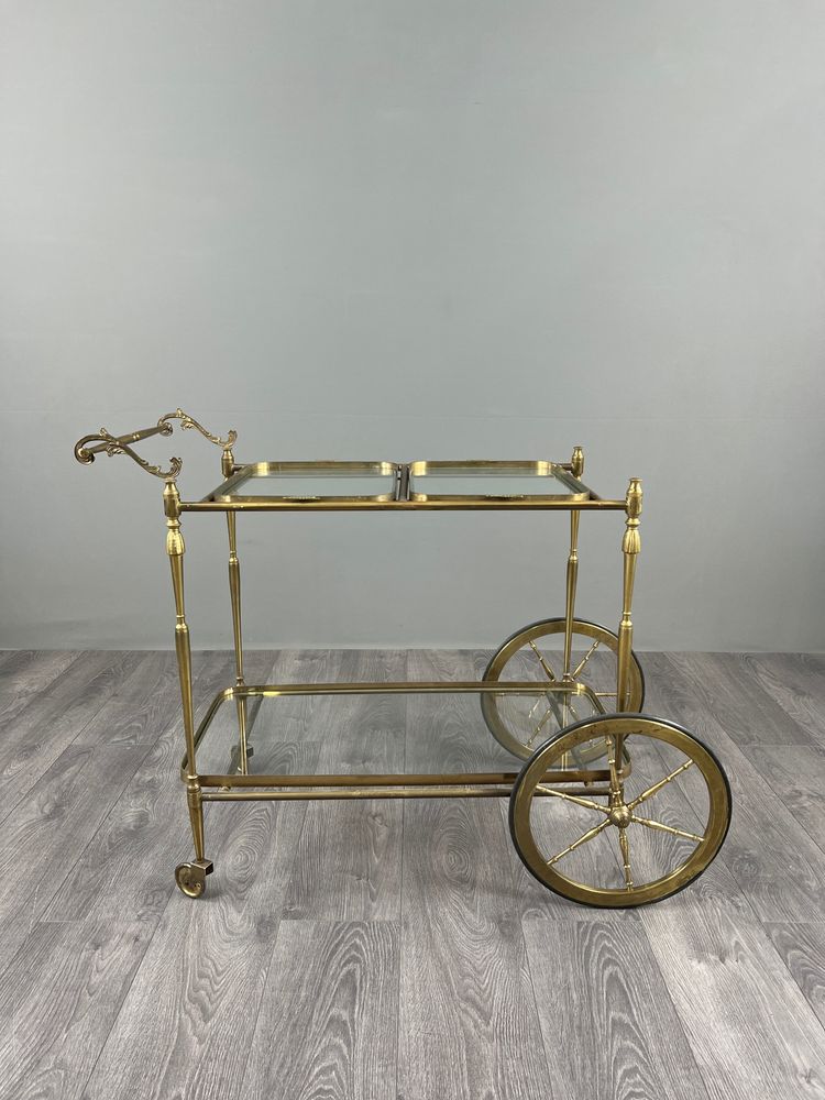 Carrello da tavolo su ruote in ottone dorato con due ripiani in vetro, XX secolo