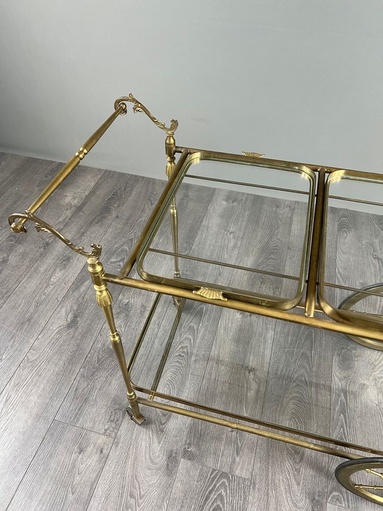 Carrello da tavolo su ruote in ottone dorato con due ripiani in vetro, XX secolo