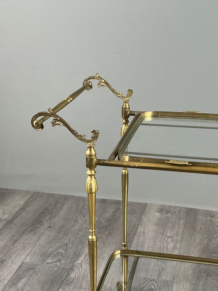Carrello da tavolo su ruote in ottone dorato con due ripiani in vetro, XX secolo