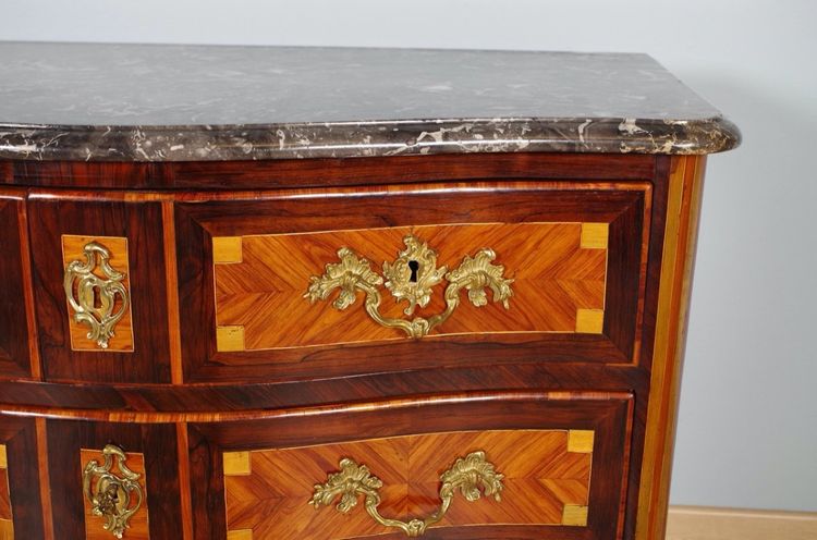 Nicolas-Alexandre Lapie – Commode Louis XV en marqueterie et bronze doré