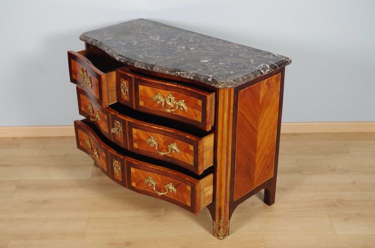 Nicolas-Alexandre Lapie – Commode Louis XV en marqueterie et bronze doré