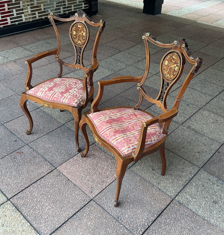 Une paire de fauteuils en marqueterie.