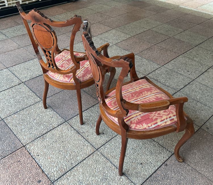 Une paire de fauteuils en marqueterie.