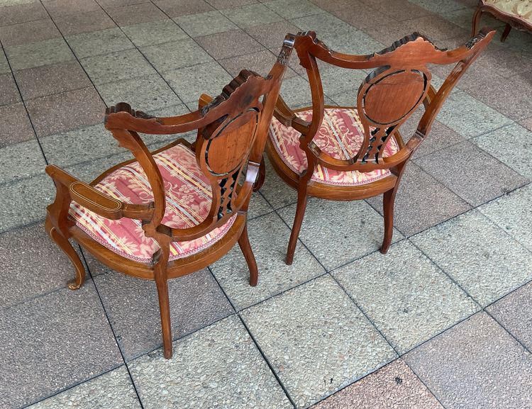 Une paire de fauteuils en marqueterie.