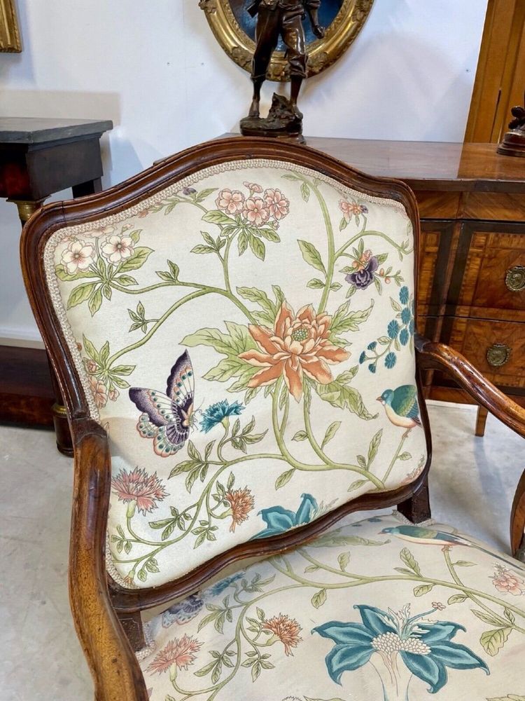 Regency armchair with a flat back, carved walnut – circa 1720