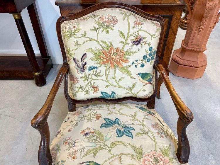 Regency armchair with a flat back, carved walnut – circa 1720