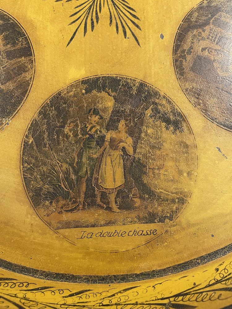 Vassoio in lamiera verniciata con decorazioni ispirate alle “Canzoni di Pierre-Jean de Béranger”, XIX secolo