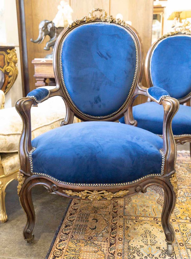 Mobili da salotto in stile Napoleone III, realizzati in mogano massello e bronzo dorato.