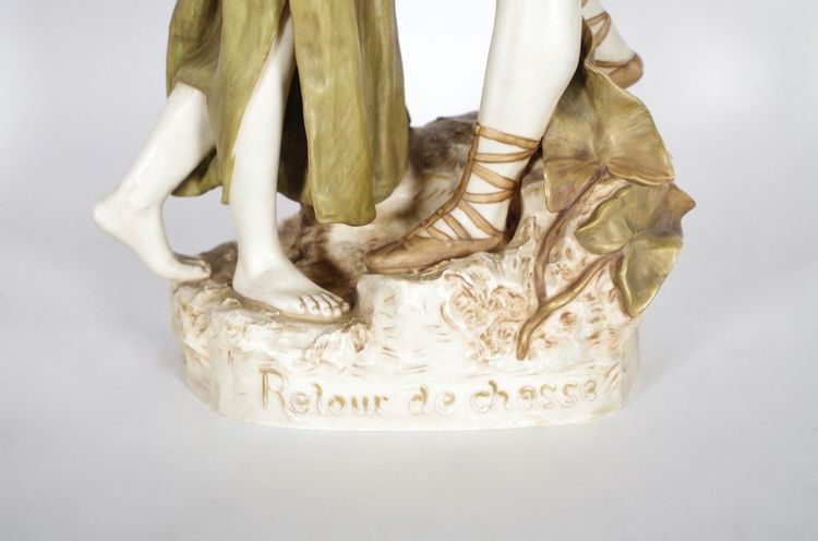 Royal Dux Bohemia - Retour de chasse en porcelaine émaillée polychrome