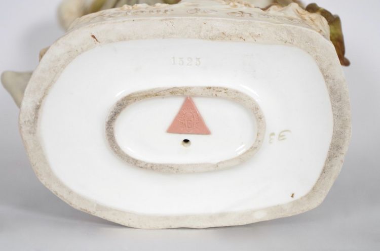 Royal Dux Bohemia - Retour de chasse en porcelaine émaillée polychrome