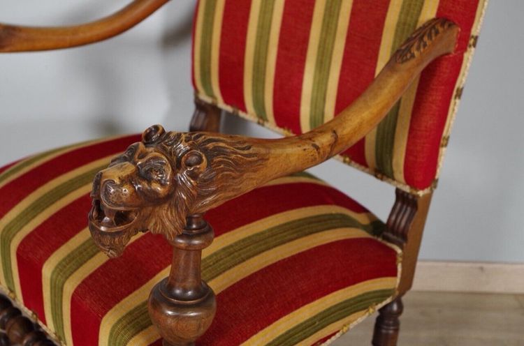 Ein Paar Sessel im Louis-XIV-Stil aus geschnitztem Nussbaumholz, um 1900