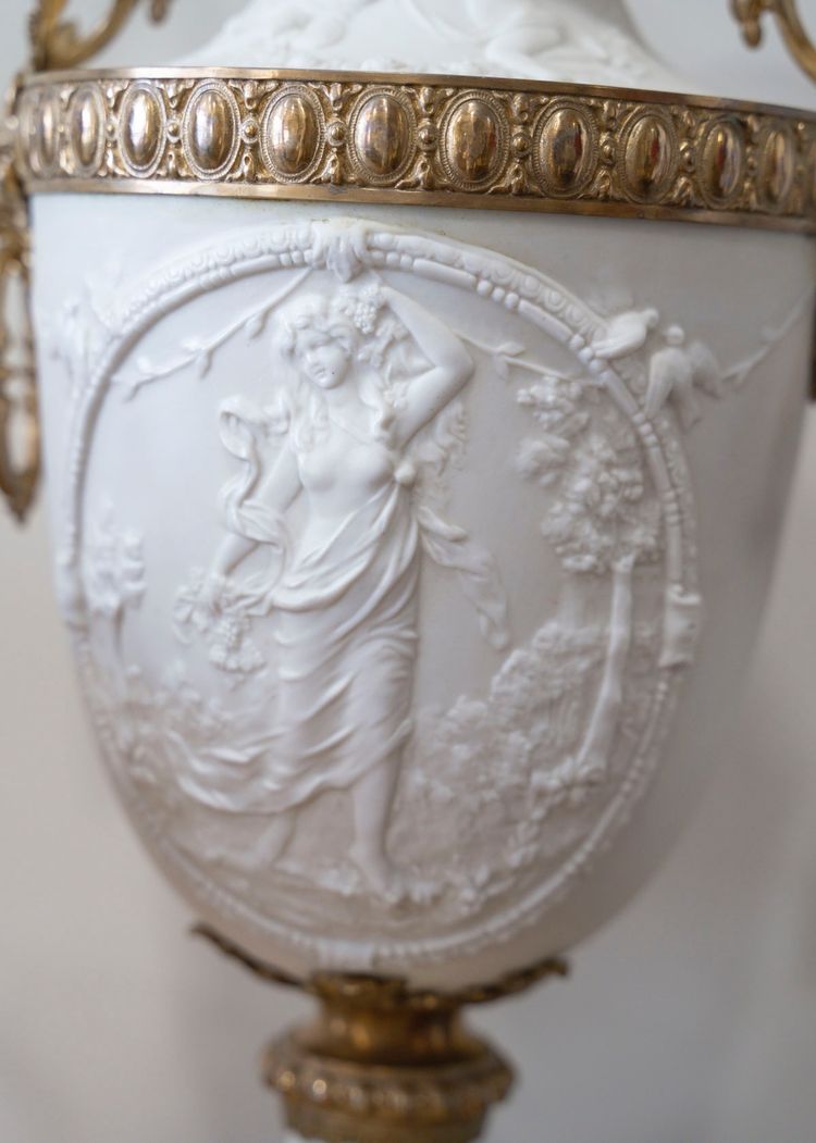 Set composto da due vasi e una ciotola in porcellana biscuit e bronzo dorato, stile Napoleone III - XIX secolo