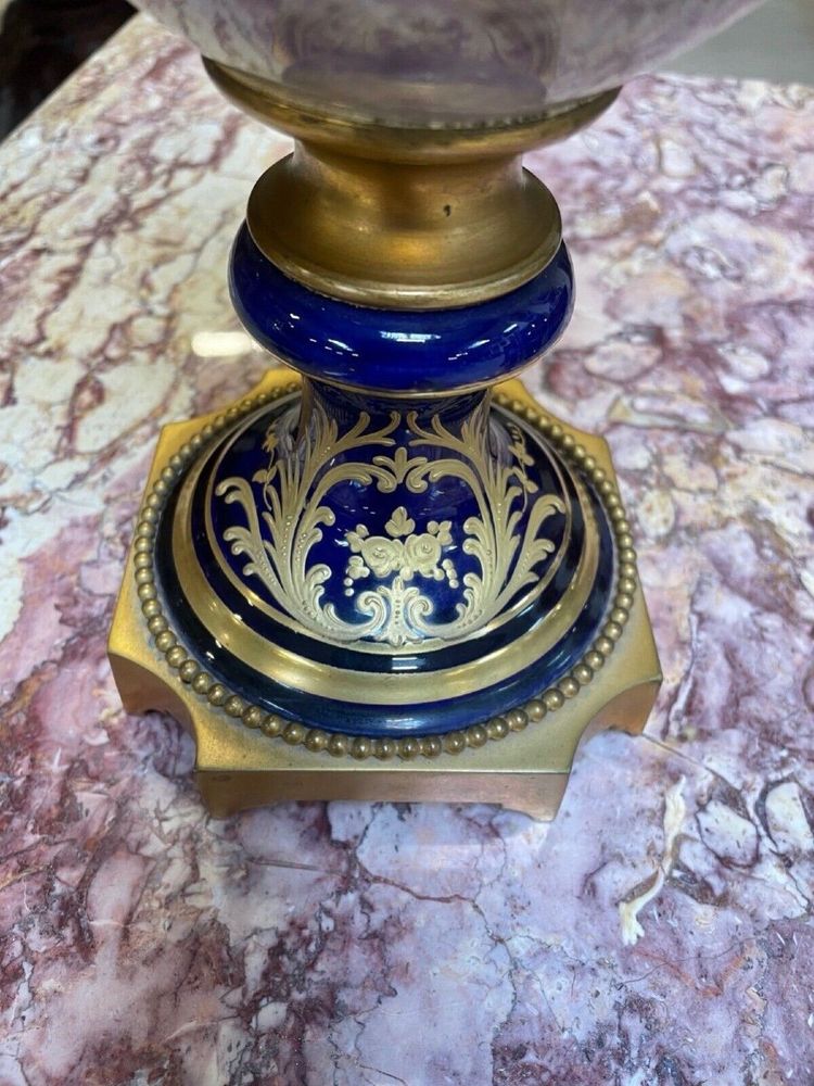 Grande vaso in stile Sèvres, in porcellana e bronzo dorato, circa 1880.