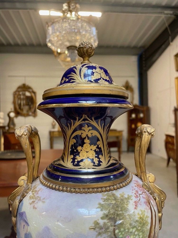 Grande vaso in stile Sèvres, in porcellana e bronzo dorato, circa 1880.