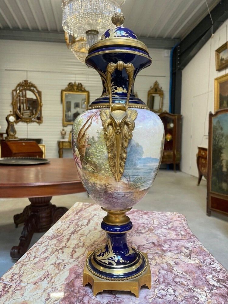 Grande vaso in stile Sèvres, in porcellana e bronzo dorato, circa 1880.
