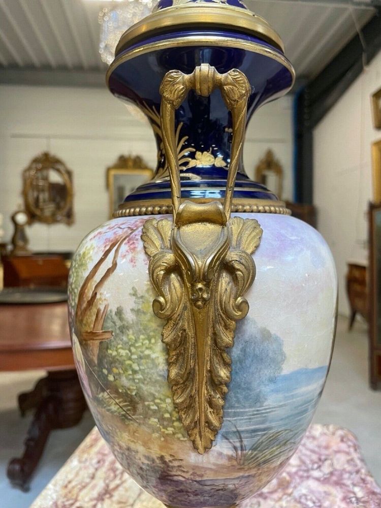Grande vaso in stile Sèvres, in porcellana e bronzo dorato, circa 1880.
