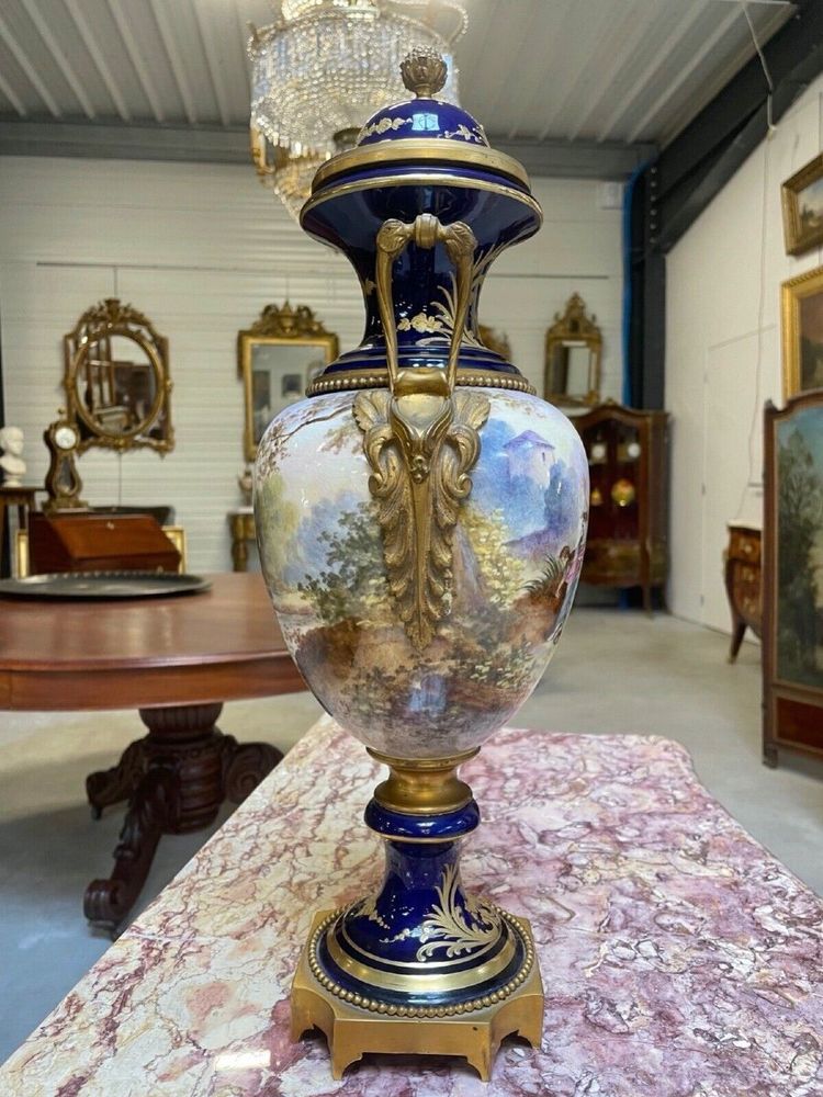 Grande vaso in stile Sèvres, in porcellana e bronzo dorato, circa 1880.