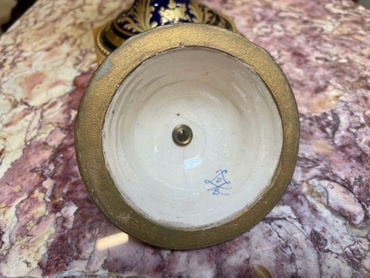 Grande vaso in stile Sèvres, in porcellana e bronzo dorato, circa 1880.
