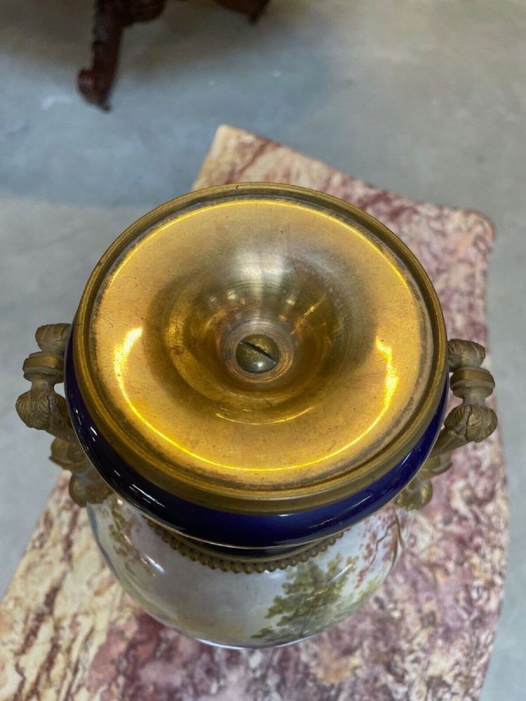 Grande vaso in stile Sèvres, in porcellana e bronzo dorato, circa 1880.