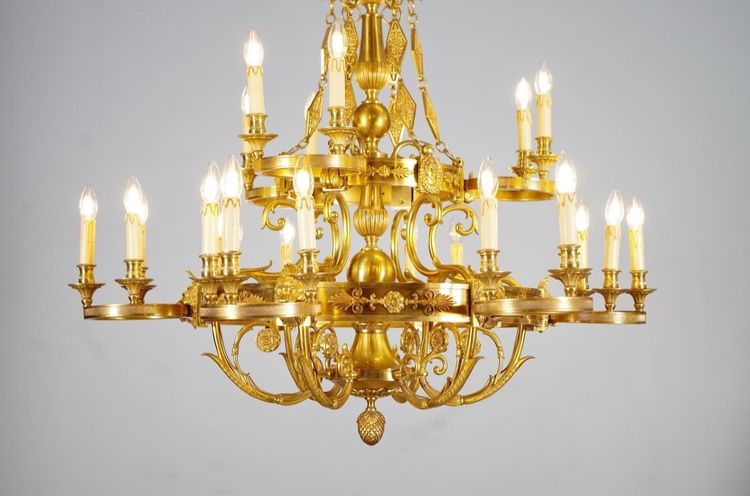 Maison Lucien Gau – Empire-Kronleuchter aus vergoldeter Bronze mit vierundzwanzig Lichtern