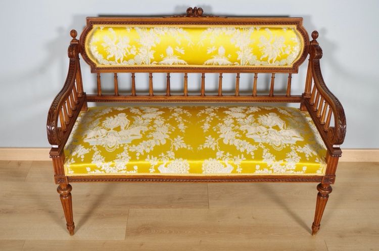 Kleines Sofa im Louis-XVI-Stil aus geschnitztem Nussbaumholz und Seide mit Putten – um 1900