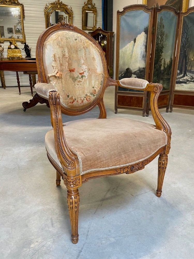 "Transition" living room set in carved beech, four armchairs and a sofa, circa 1900