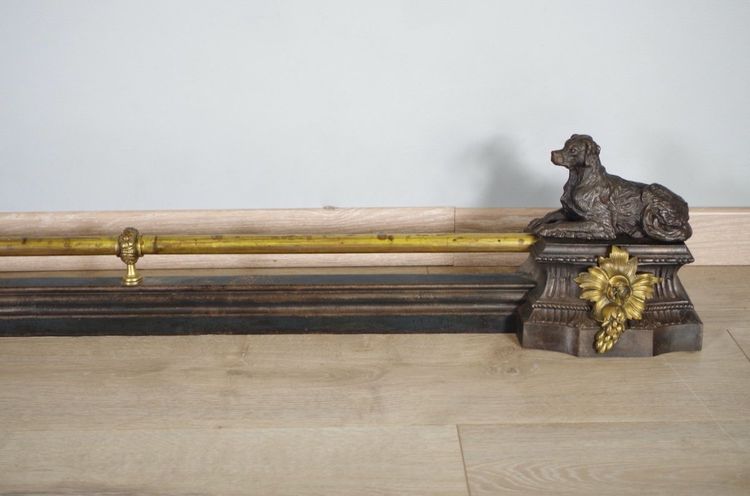 Ein Paar Hundekaminböcke aus der Restaurationszeit, aus Bronze und Gusseisen