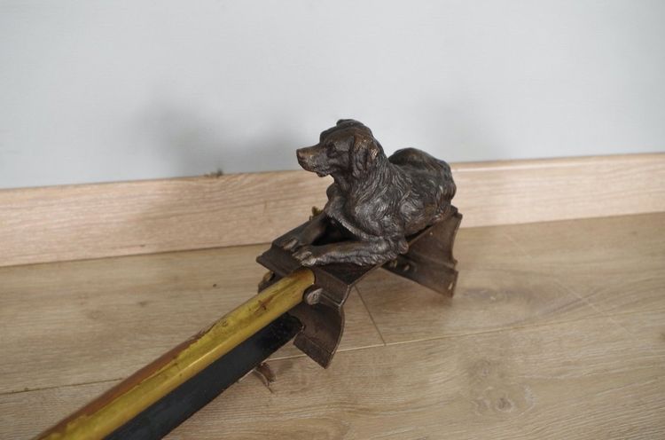 Ein Paar Hundekaminböcke aus der Restaurationszeit, aus Bronze und Gusseisen