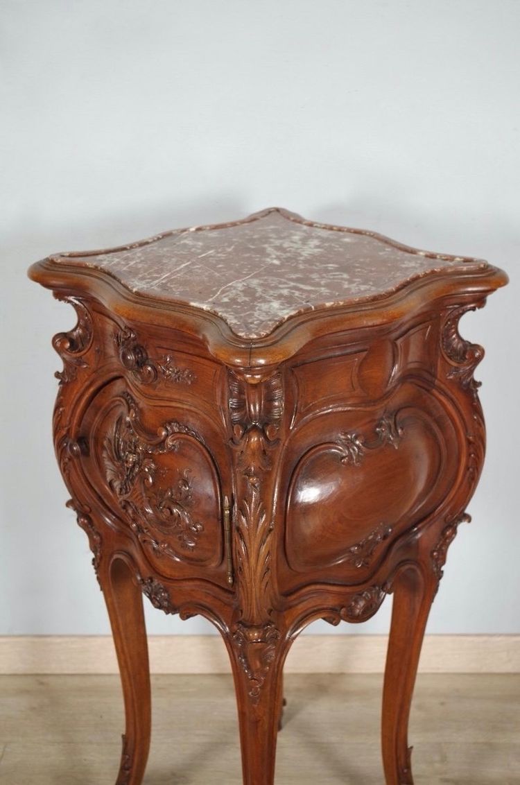 Comodino in stile Luigi XV rocaille in noce, 1900 circa