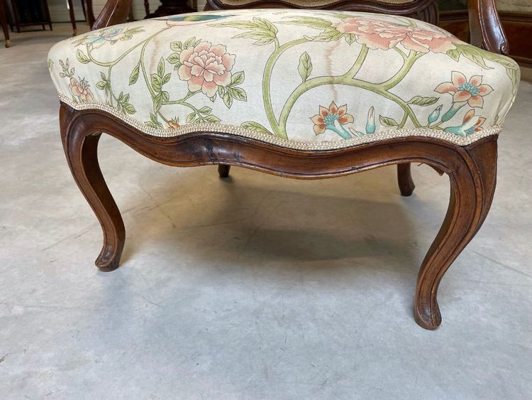 Poltrona Luigi XV con schienale piatto in noce, 1750 circa