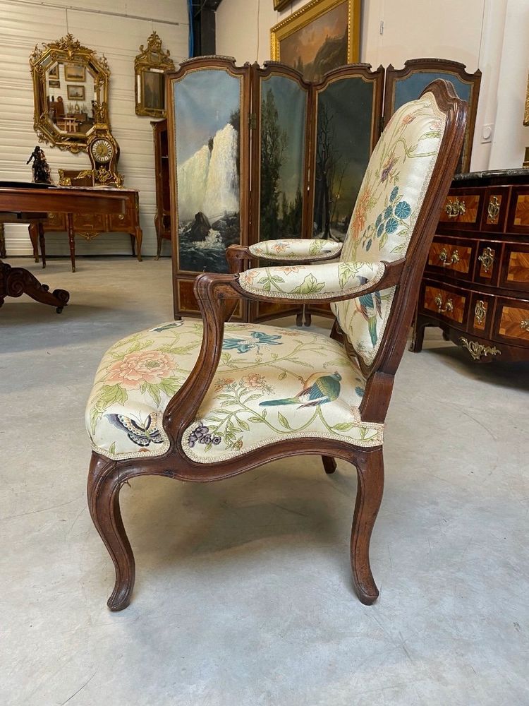 Poltrona Luigi XV con schienale piatto in noce, 1750 circa