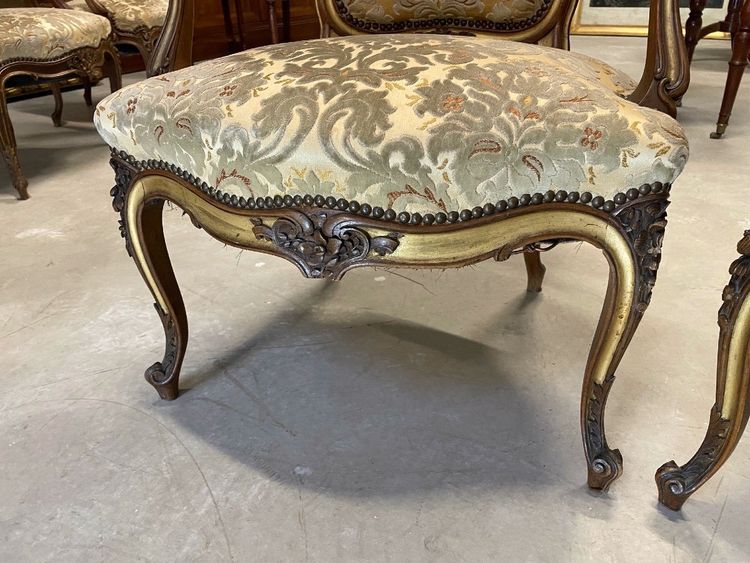 Paire de fauteuils Louis XV en noyer sculpté et doré, vers 1900
