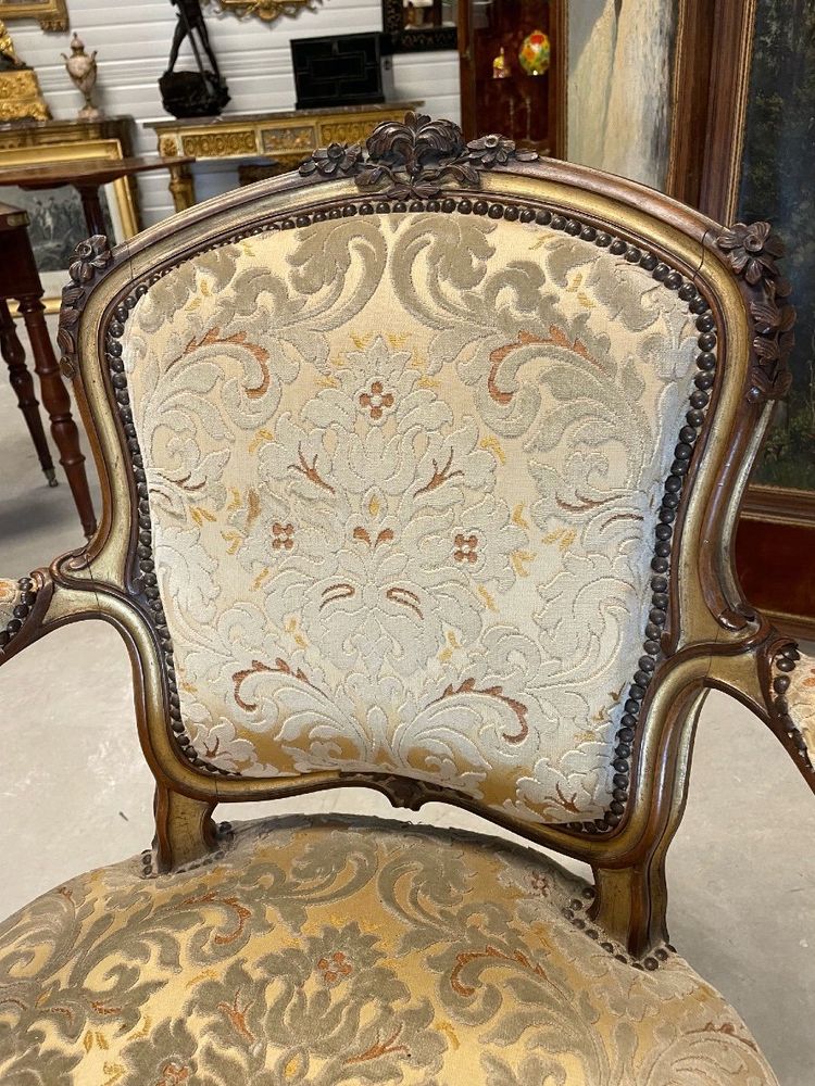 Paire de fauteuils Louis XV en noyer sculpté et doré, vers 1900