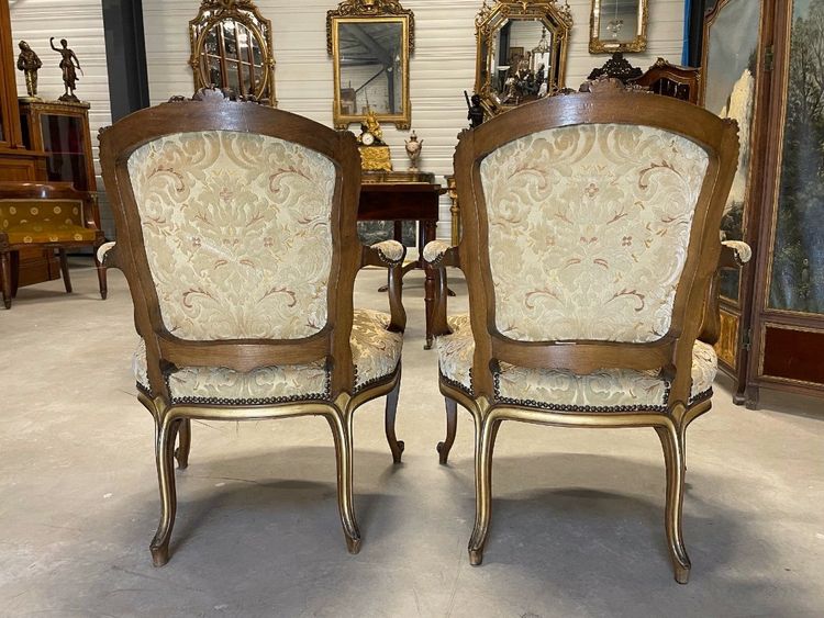 Paire de fauteuils Louis XV en noyer sculpté et doré, vers 1900