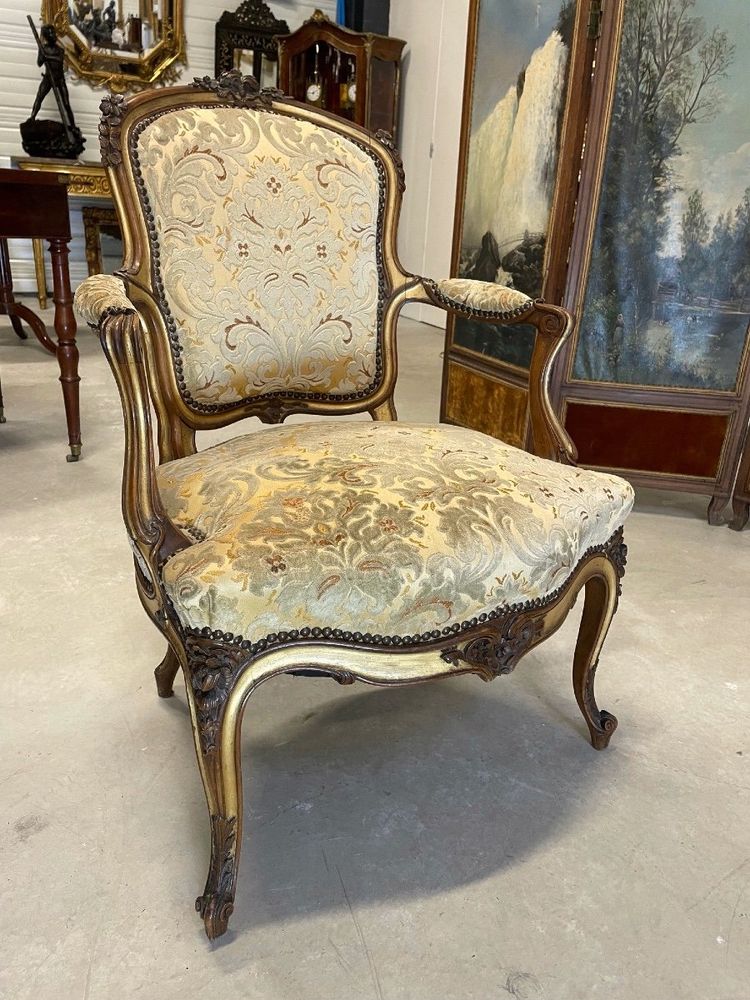 Paire de fauteuils Louis XV en noyer sculpté et doré, vers 1900
